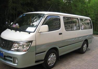 廣(guang)州搬(ban)家金(jin)杯(bei)大面包車(che)